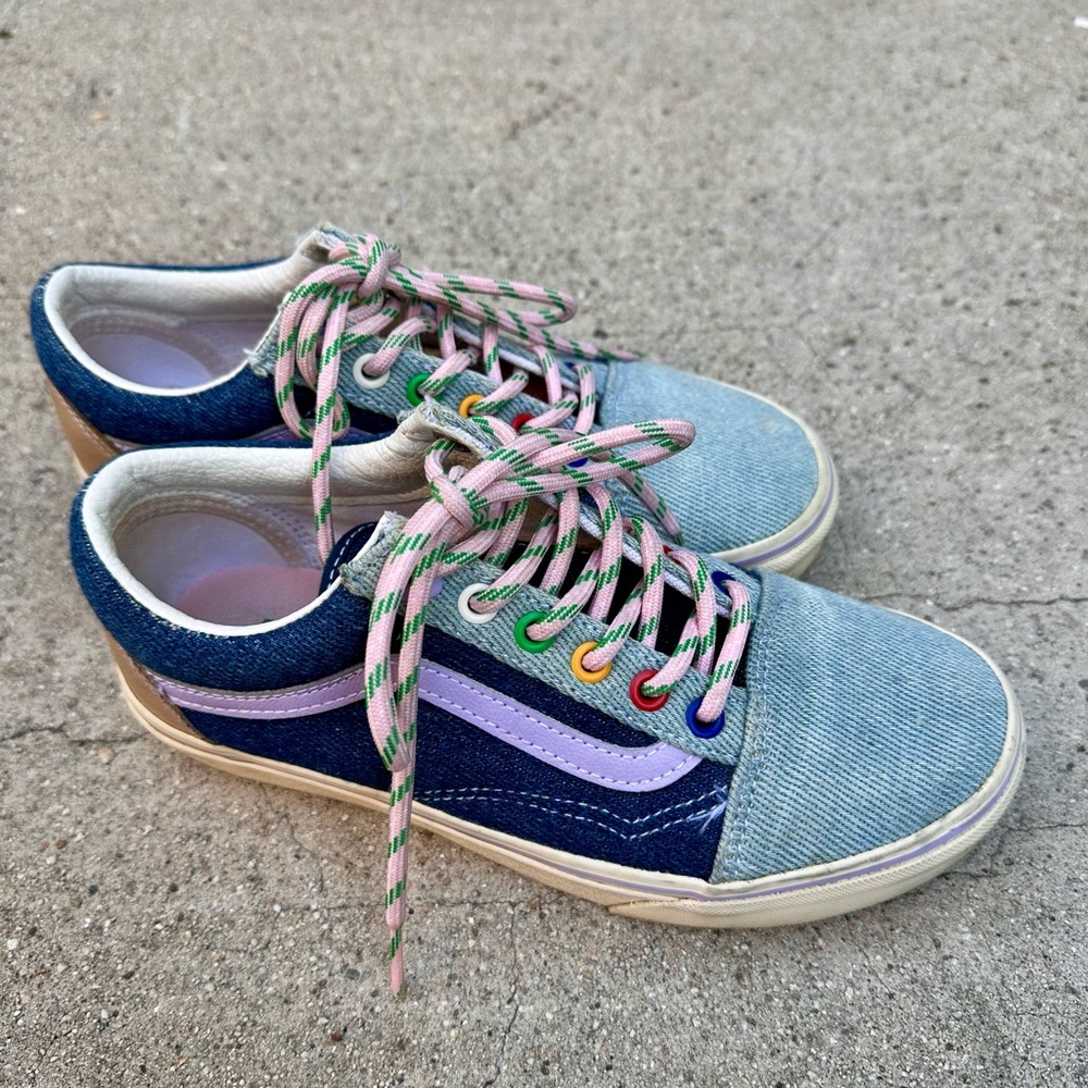 RARE LIMITED ADDITION OLD SKOOL VANS X EM ON HOLIDAY SNEAKER